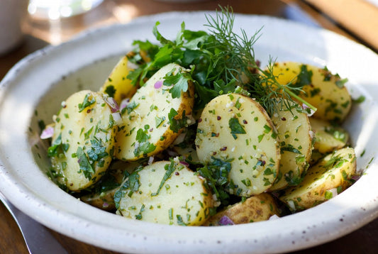 Leichter Kartoffelsalat mit Kräutern und Dressing