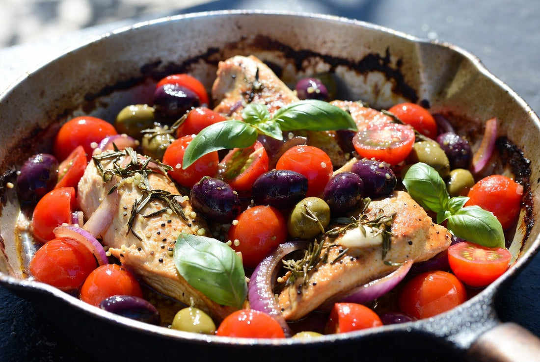 Mediterrane Hähnchenpfanne mit Tomaten und Oliven