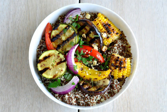 Sommerliche Quinoa-Bowl mit Grillgemüse und Zitronendressing